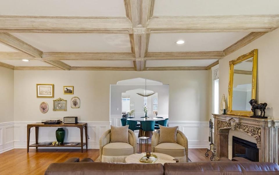 Spacious Proctor Tudor-Sleeps 16-Dog Friendly-Walk House in Tacoma