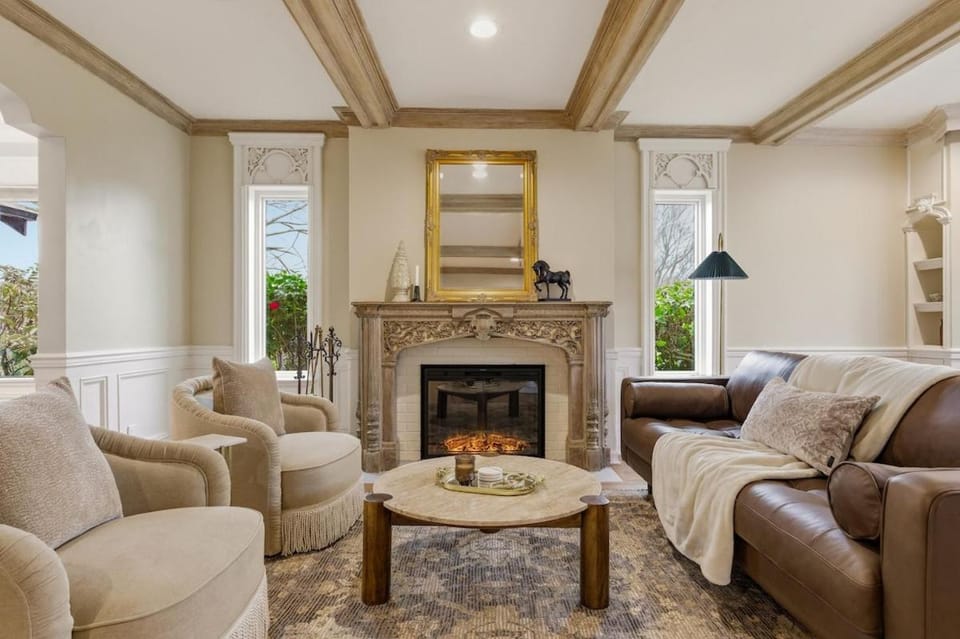 Spacious Proctor Tudor-Sleeps 16-Dog Friendly-Walk House in Tacoma