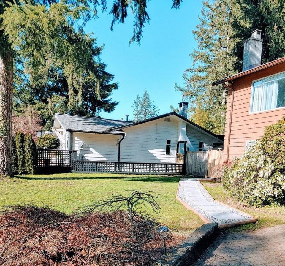 Brookswood Oasis - Guest suite,1 bedroom,1 den & 1 full bathroom Bed and Breakfast in Langley