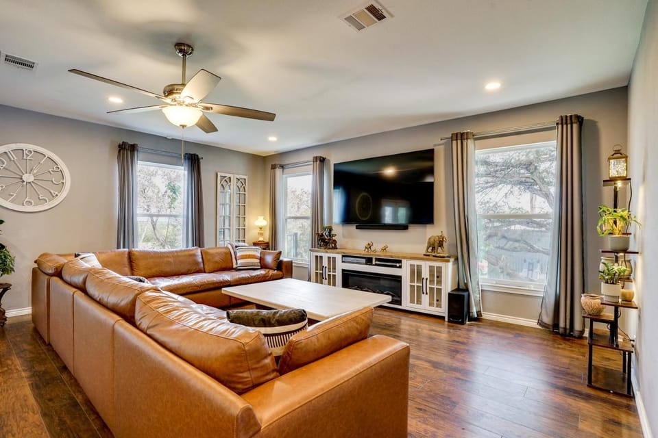 Walk to Lake Granbury: Home w/ Fire Pit! House in Granbury