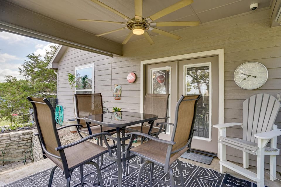 Walk to Lake Granbury: Home w/ Fire Pit! House in Granbury
