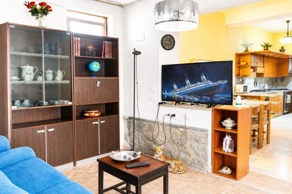 Kitchen or kitchenette, Living room, Seating area, Dining area, stove