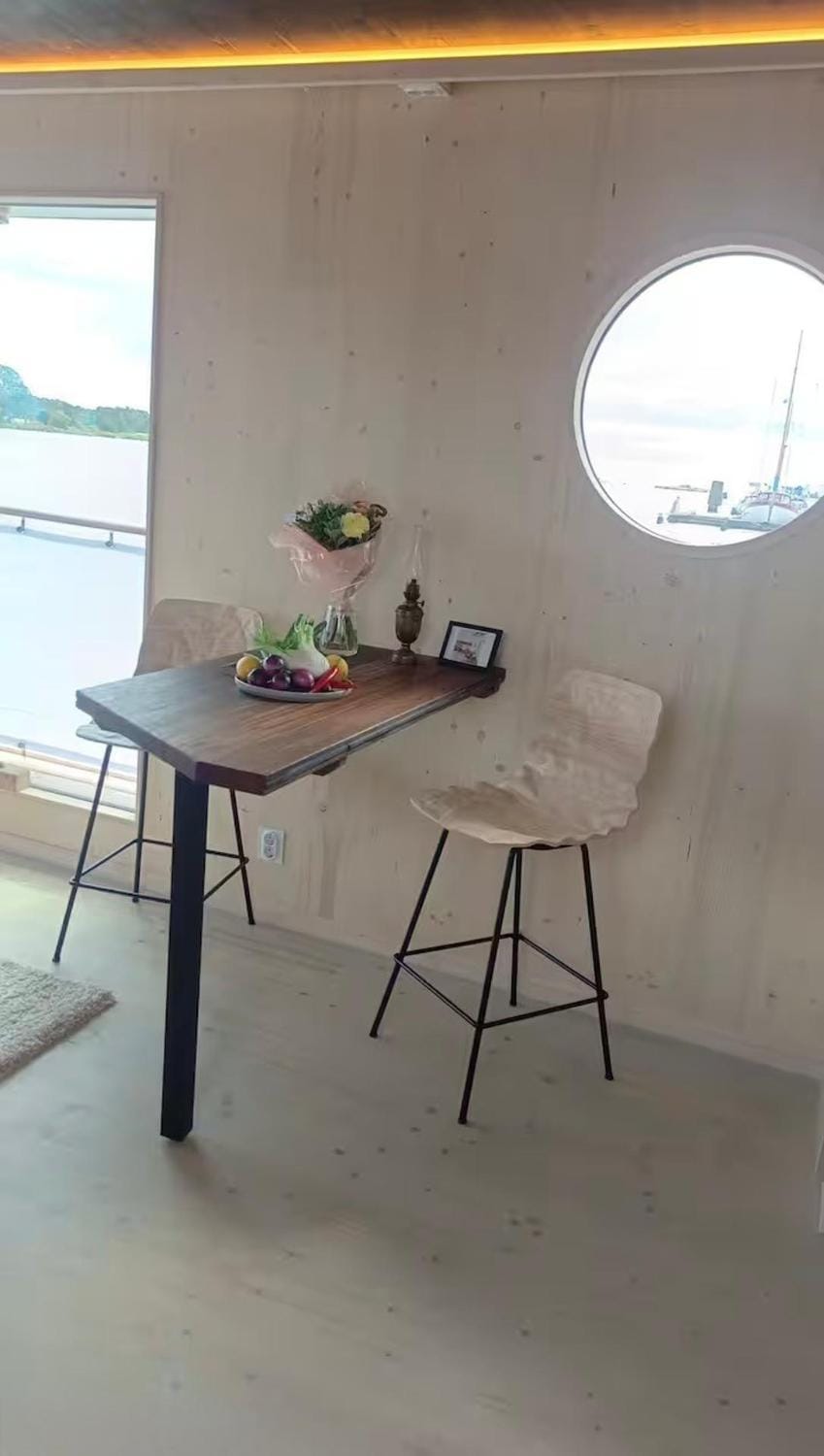 Decorative detail, Seating area, Dining area, Food, River view