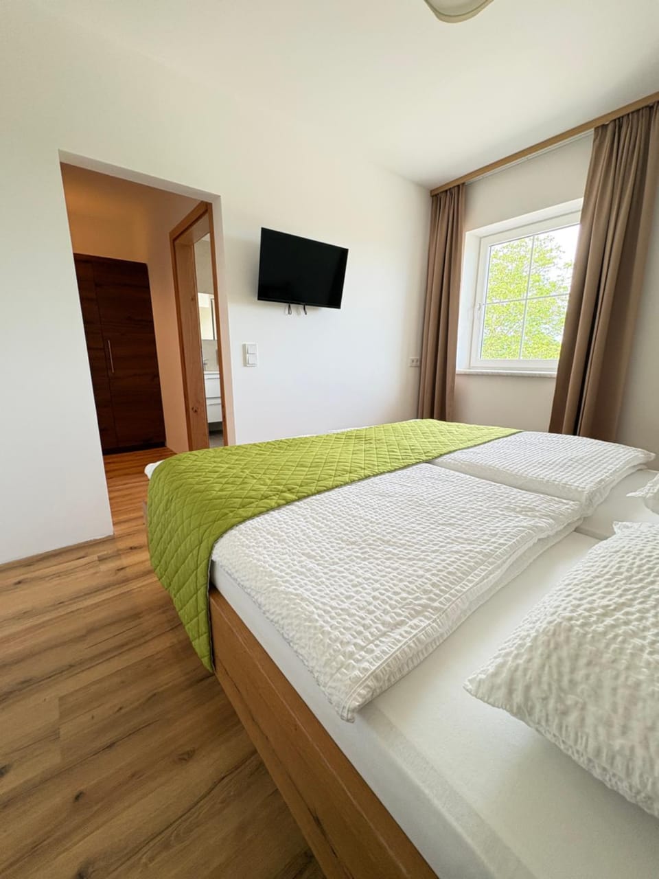 Bed, TV and multimedia, Photo of the whole room, Bedroom