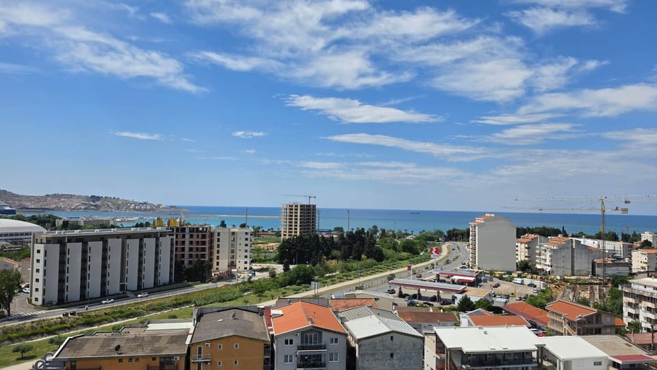Day, Neighbourhood, City view, Sea view, Street view, Location