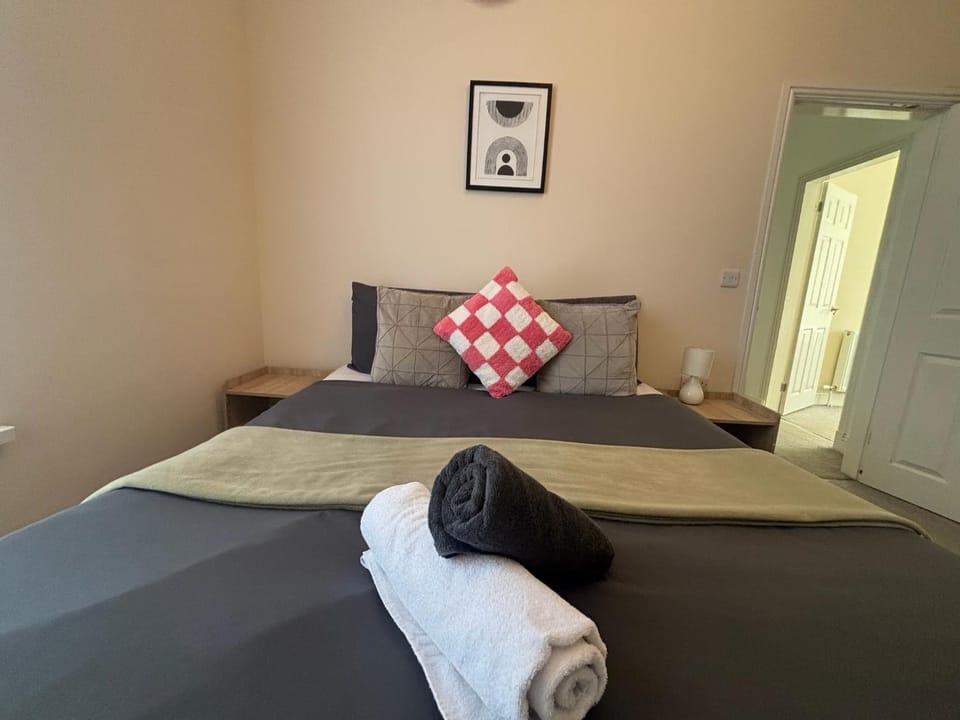 Family Hot Tub Retreat with pool table and garden Apartment in Cardiff