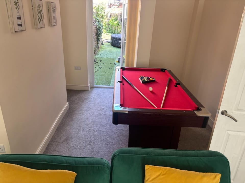 Family Hot Tub Retreat with pool table and garden Apartment in Cardiff