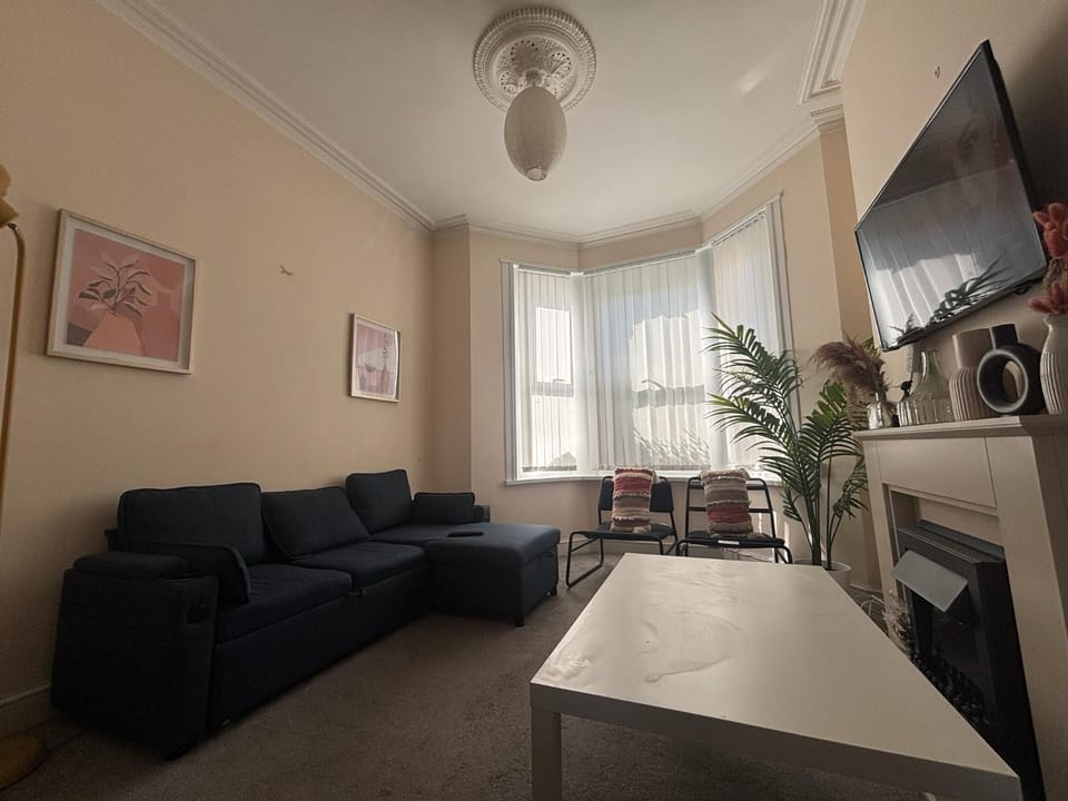 Family Hot Tub Retreat with pool table and garden Apartment in Cardiff