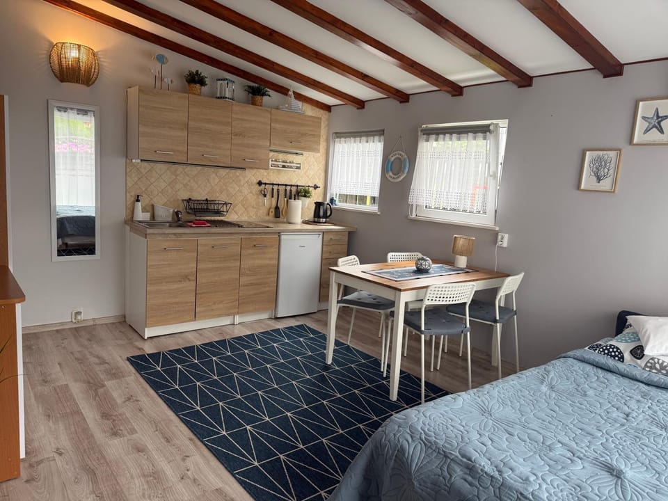 Bed, Kitchen or kitchenette, Dining area, stove