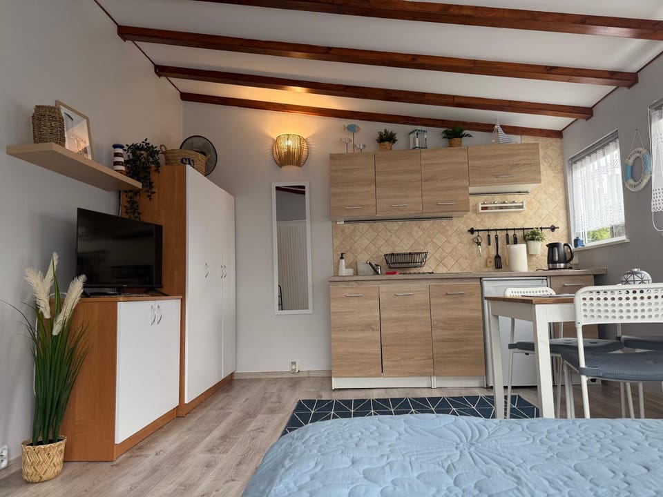 TV and multimedia, Kitchen or kitchenette, Dining area, stove