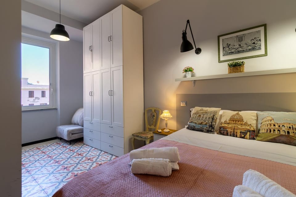 Bed, Photo of the whole room, Seating area, Bedroom, towels, wardrobe