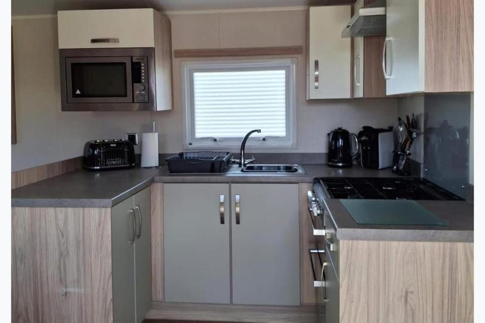 Coffee/tea facilities, Kitchen or kitchenette, microwave, stove, toaster