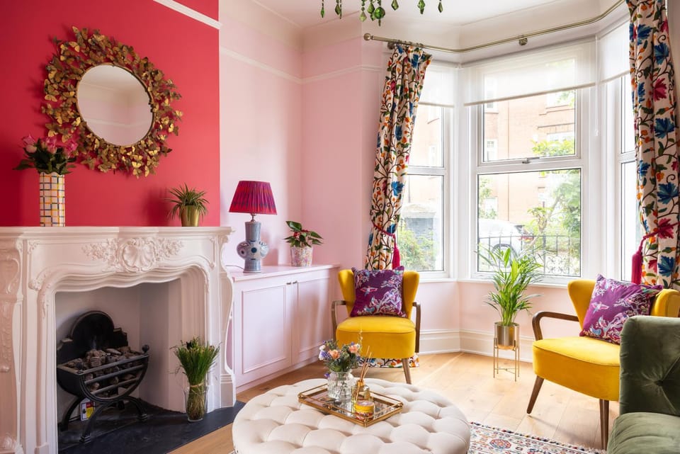 Stylish W Hampstead room with private patio Super well-connected mins from Wembley KingsX Notting Hill Central London direct to Luton and Gatwick airports Vacation rental in London Borough of Camden
