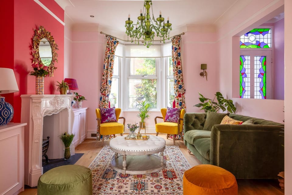 Stylish W Hampstead room with private patio Super well-connected mins from Wembley KingsX Notting Hill Central London direct to Luton and Gatwick airports Vacation rental in London Borough of Camden