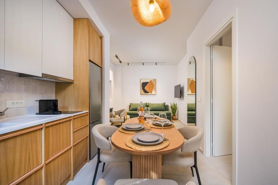 Kitchen or kitchenette, Living room, Seating area, Dining area, oven, stove