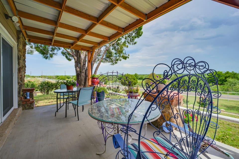 1 Mi to Sheppard AFB! 'Treetop Manor' w/ Patio House in Wichita Falls