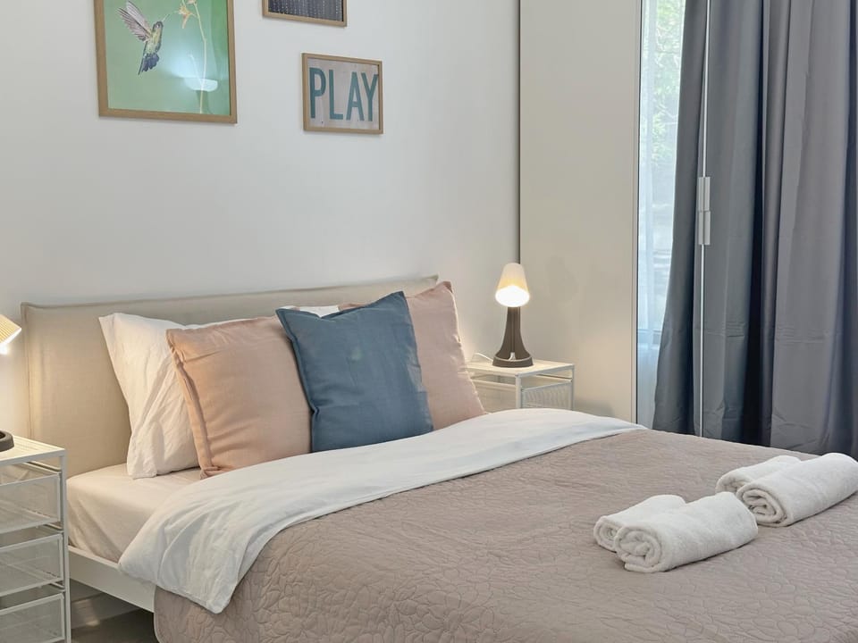 Bed, Bedroom, towels