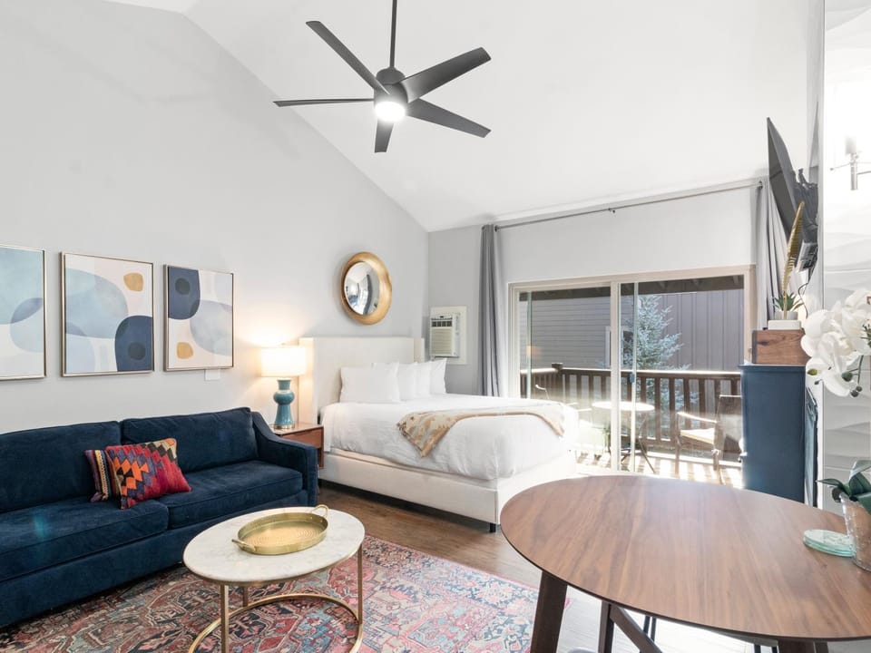 Bed, Living room