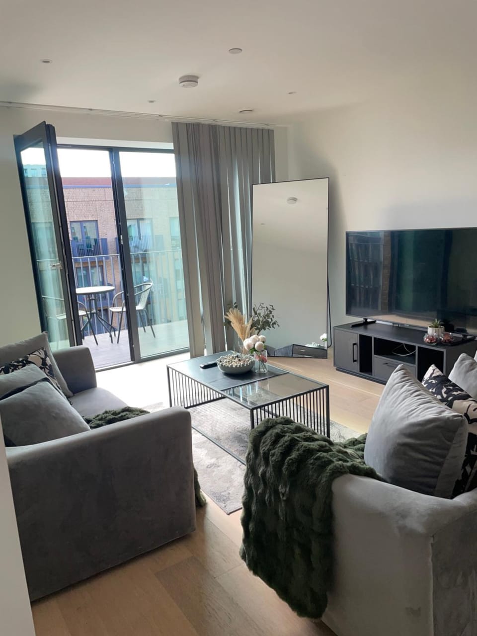 Spacious 2 Bedroom near London City Airport Apartment in London