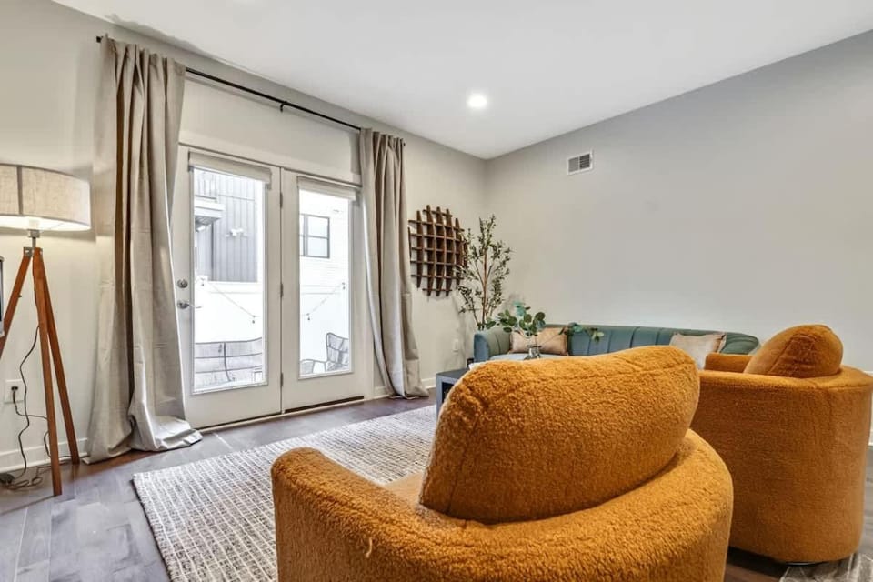 Chic Urban Duplex With 2 Roofdecks 8B-6B Sleeps 16 House in Philadelphia