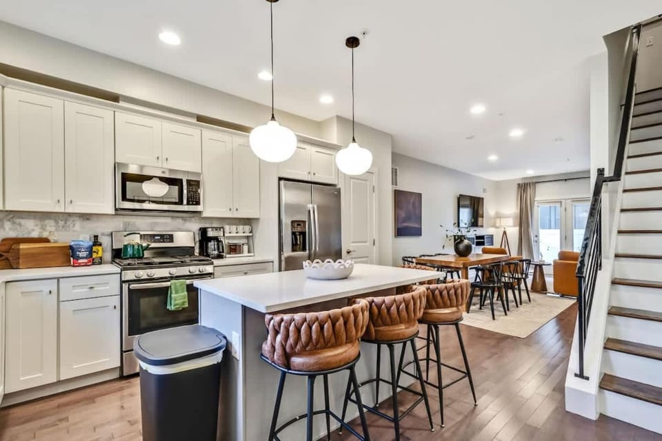 Chic Urban Duplex With 2 Roofdecks 8B-6B Sleeps 16 House in Philadelphia