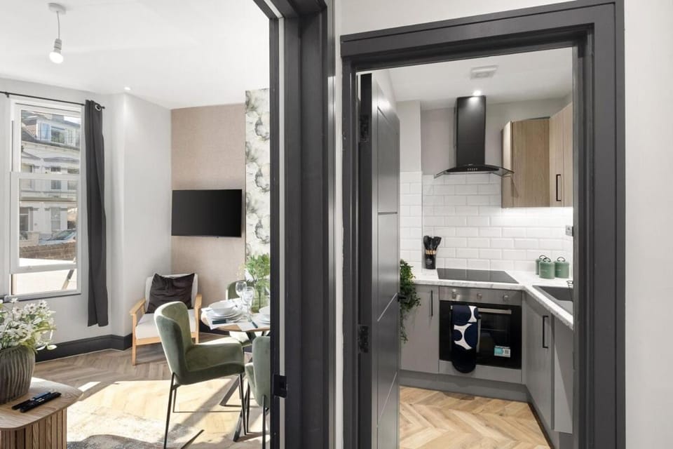 Cosy 2Bedr Gem Brighton Next Hove Station & Beach Apartment in Hove