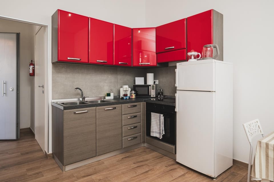 Coffee/tea facilities, microwave, oven, kitchen