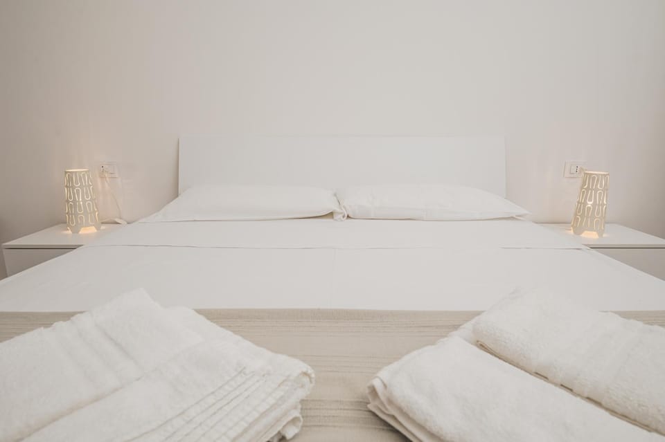 Photo of the whole room, Bedroom, towels
