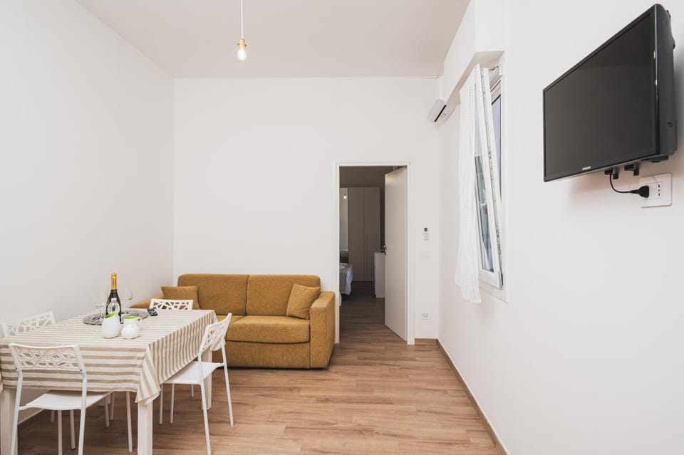 TV and multimedia, Living room, Seating area, Dining area, air conditioner