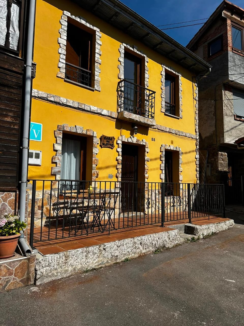 Facade/entrance