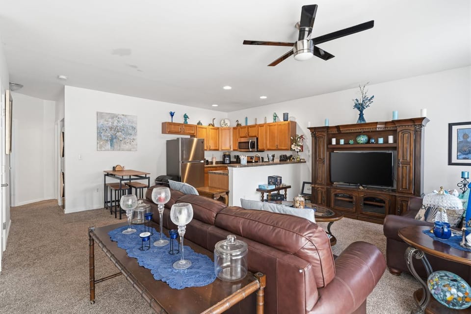 Relaxing First floor Condo with Outdoor Shower and Off-street Parking Apartment in Wildwood
