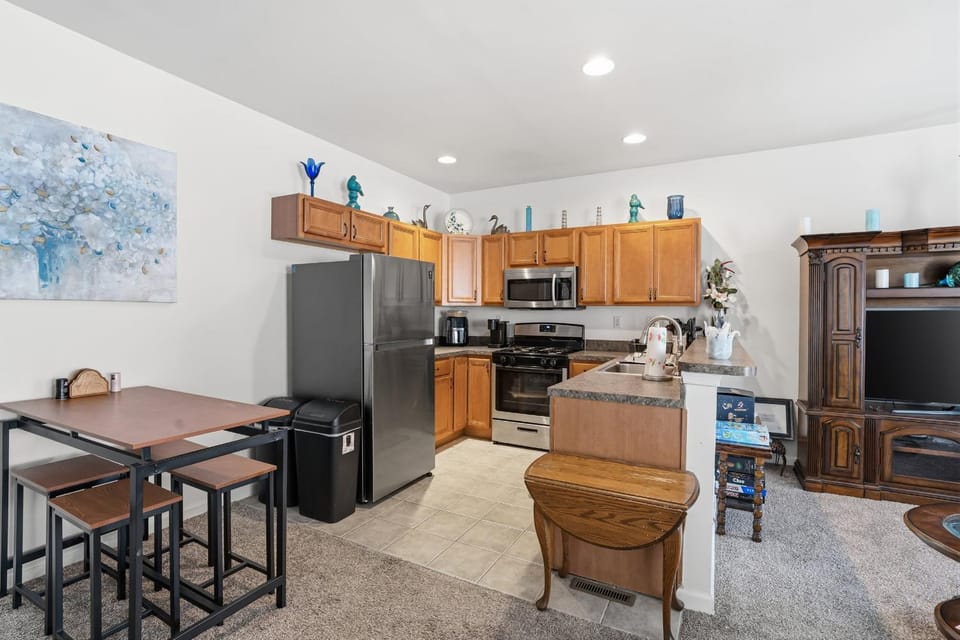 Relaxing First floor Condo with Outdoor Shower and Off-street Parking Apartment in Wildwood