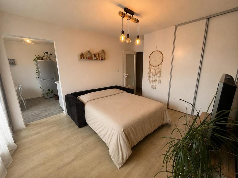 Bed, Living room
