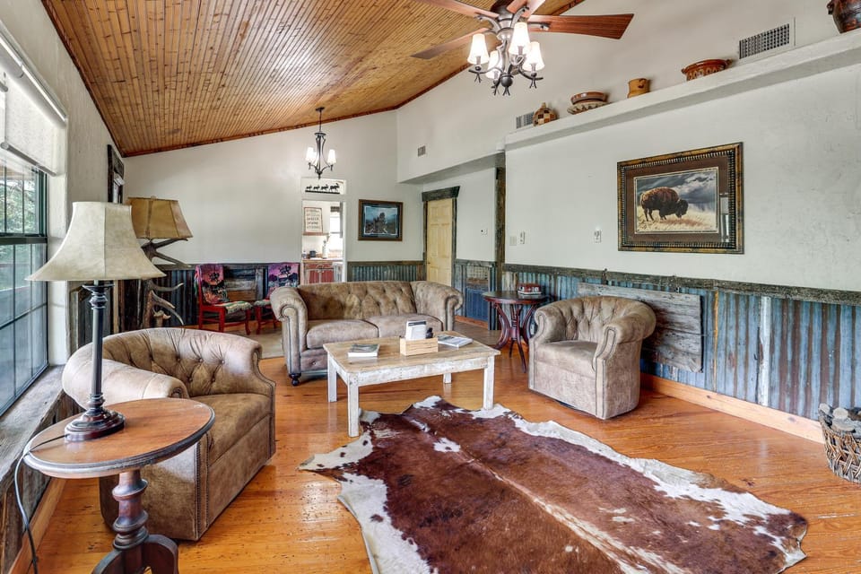Horse Friendly! Hill Country Retreat w/ Views House in Rio Grande
