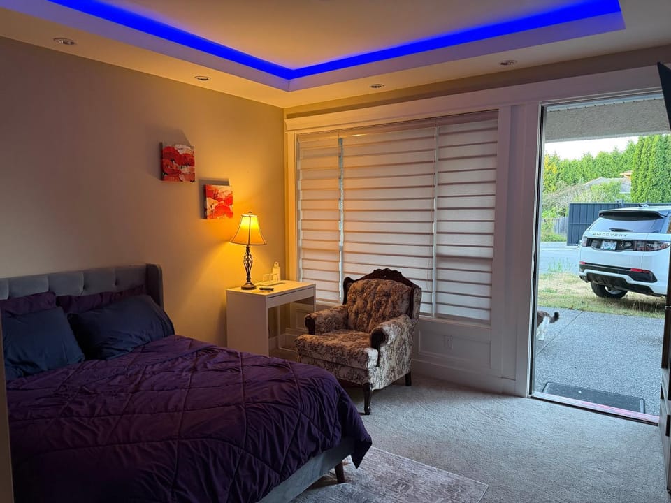 Bed, Living room, Photo of the whole room, Seating area, Bedroom, Parking