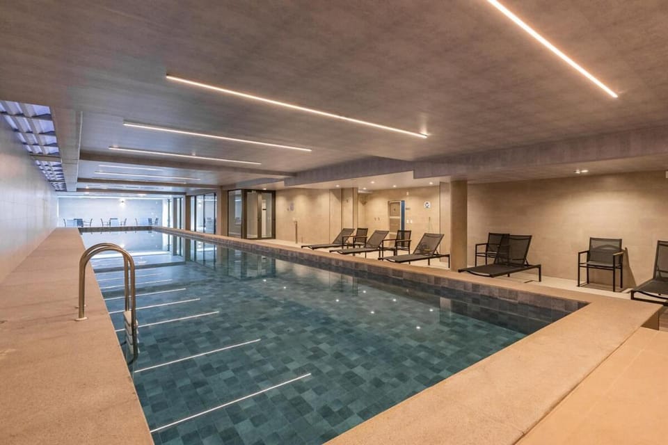 Stay Home Pinheiros - Apartamento completo com Varanda - Piscina interna e Piscina externa - Academia top - Sala de jogos com Bilhar - Lavanderia - Sala Coworking Apartment in Sao Paulo City