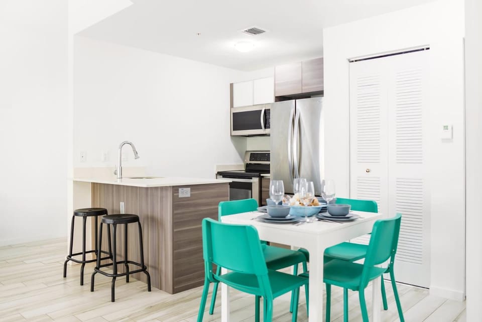 Kitchen or kitchenette, Dining area