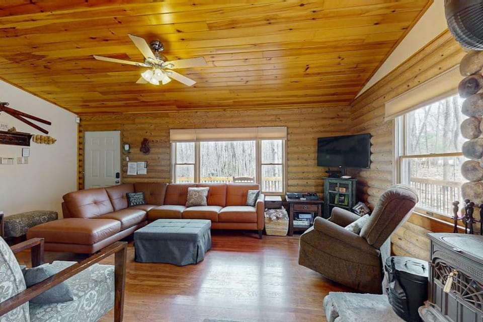 The Cozy Cabin Cabin in Tunkhannock Township