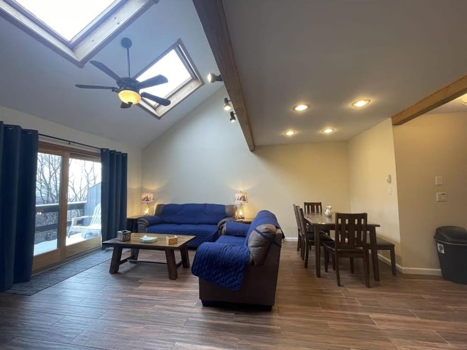 Mountain Home at Camelback House in Pocono Mountains