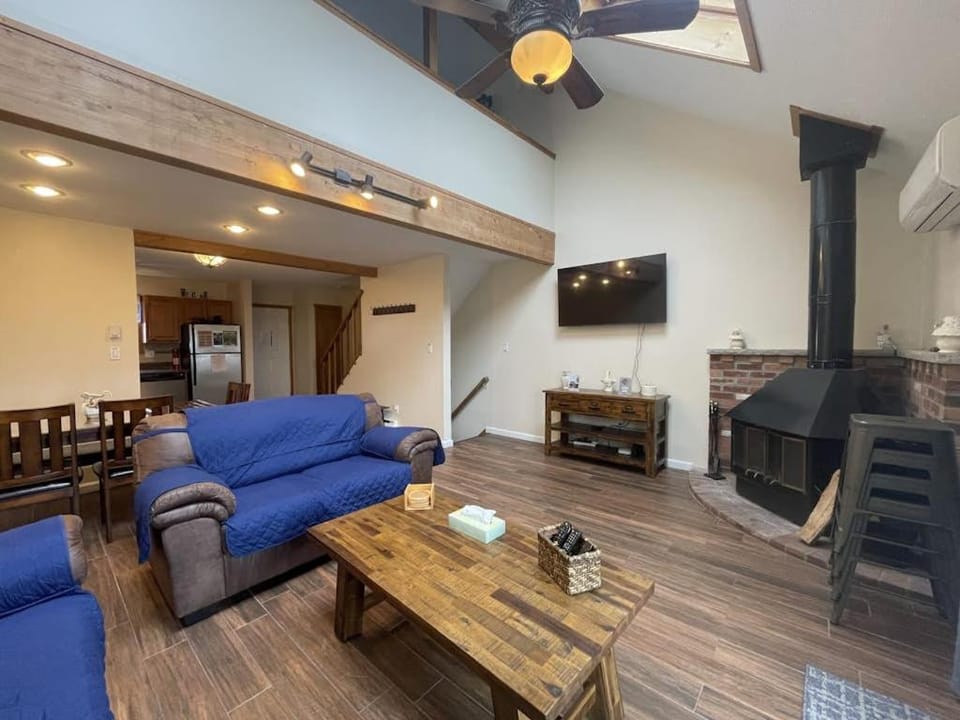 Mountain Home at Camelback House in Pocono Mountains