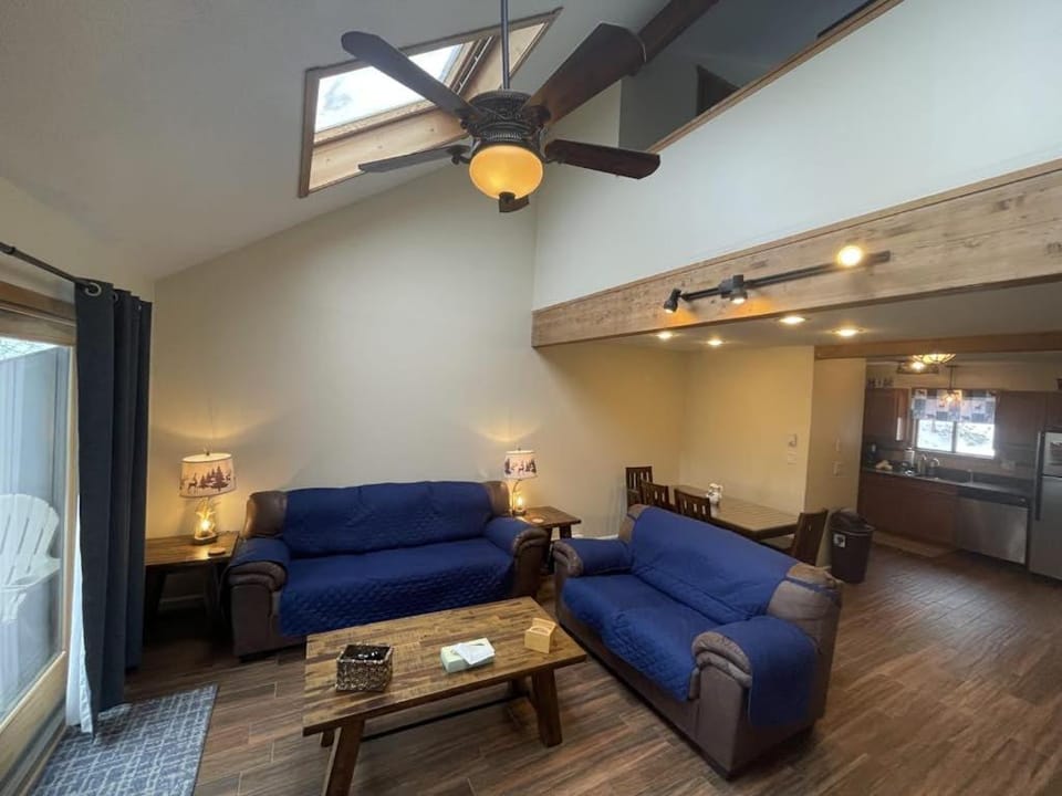 Mountain Home at Camelback House in Pocono Mountains