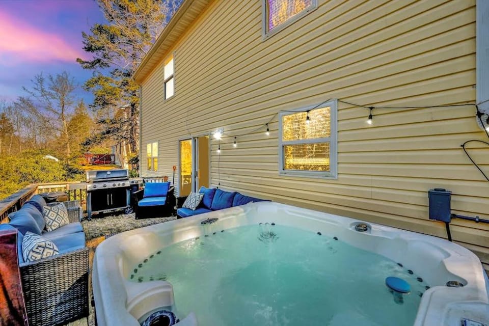 Leisurely Living in Long Pond House in Pocono Mountains