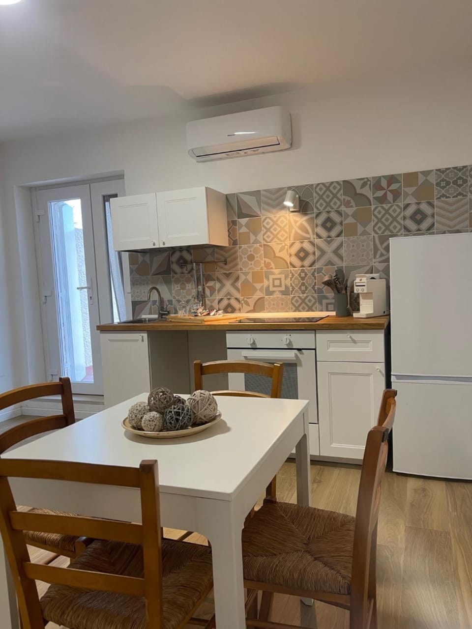 Kitchen or kitchenette, Dining area, oven