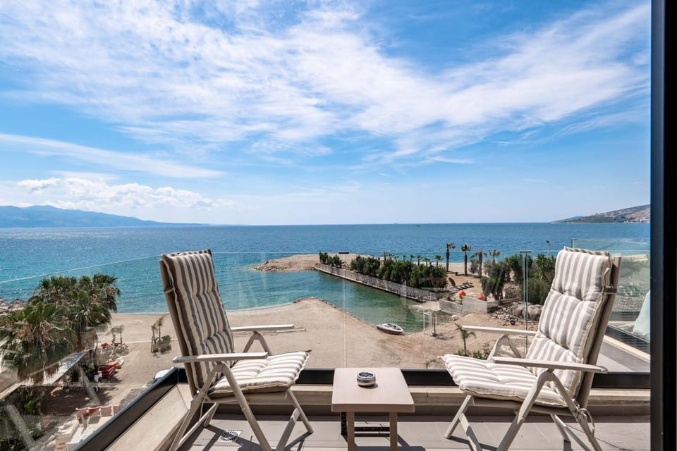 Day, Natural landscape, View (from property/room), Balcony/Terrace, Living room, Seating area, Beach, Mountain view, Sea view