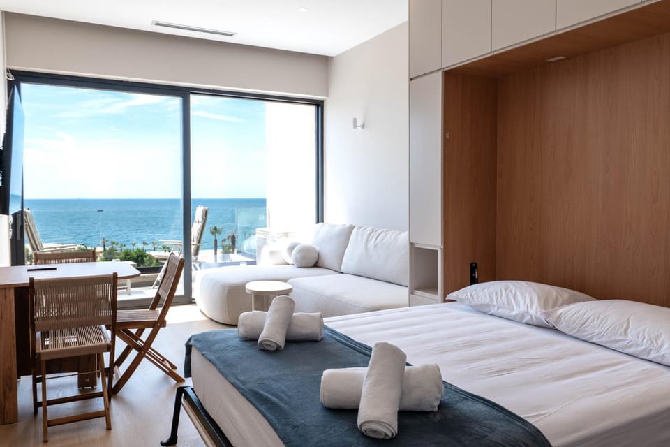 Bed, Natural landscape, View (from property/room), Balcony/Terrace, Living room, Photo of the whole room, Seating area, Dining area, Bedroom, Sea view, towels