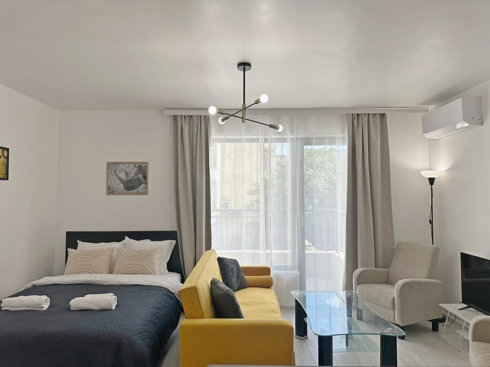 Aura 1 BDR Brand New Fast Wi-Fi & Balcony Apartment in Sofia