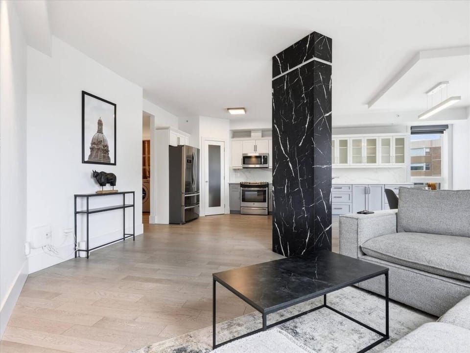Central & Secure Downtown YEG Condo w UG Parking Apartment in Edmonton