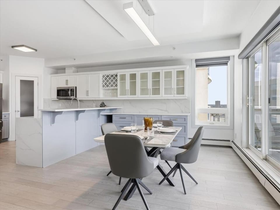 Central & Secure Downtown YEG Condo w UG Parking Apartment in Edmonton