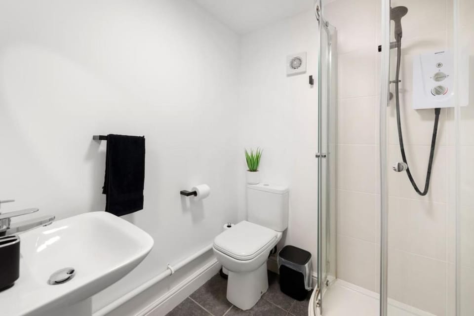 Shower, Toilet, Bathroom, towels