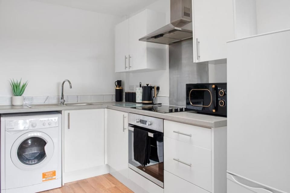Coffee/tea facilities, Kitchen or kitchenette, oven, stove, toaster, washing machine